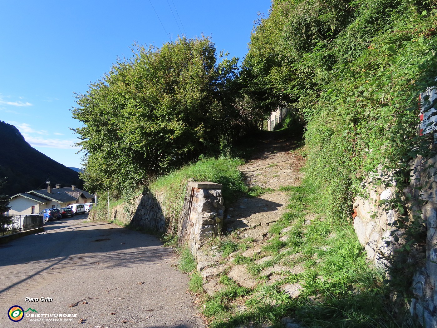 04 Partenza del sentiero per Monte Castello in via Castello di Valpiana.JPG